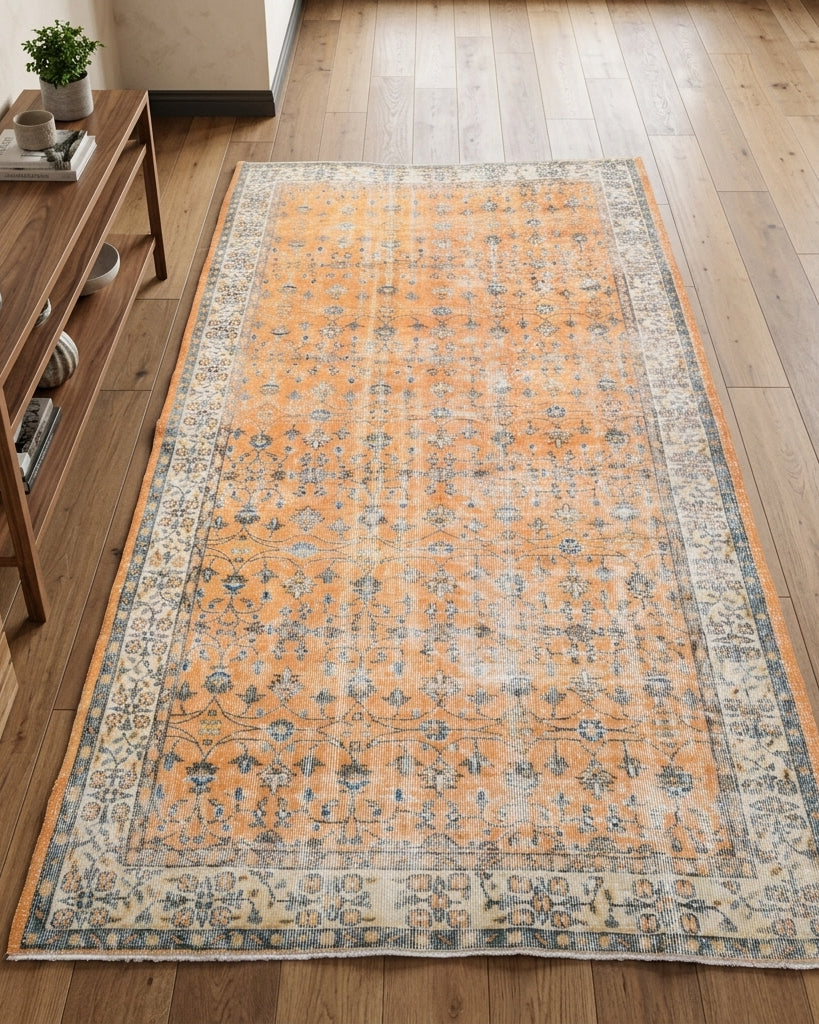 Floral pattern on the Nurgulnaz vintage area rug – handmade in Anatolia, Turkey