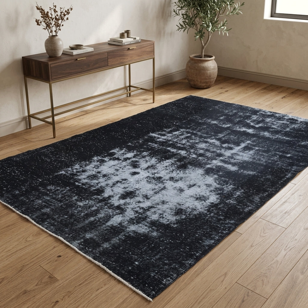 Solid pattern on the Nuraysegul overdyed vintage area rug – handmade in Anatolia, Turkey
