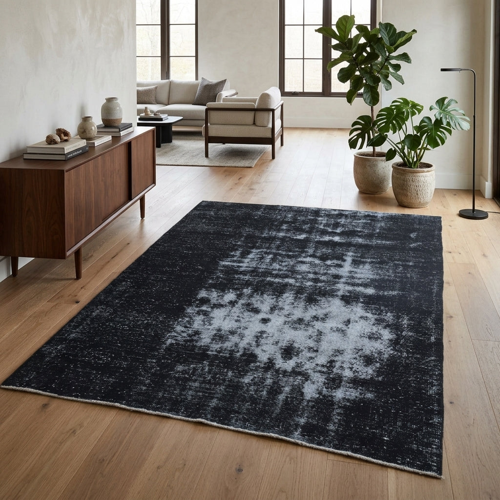 Solid pattern on the Nuraysegul overdyed vintage area rug – handmade in Anatolia, Turkey