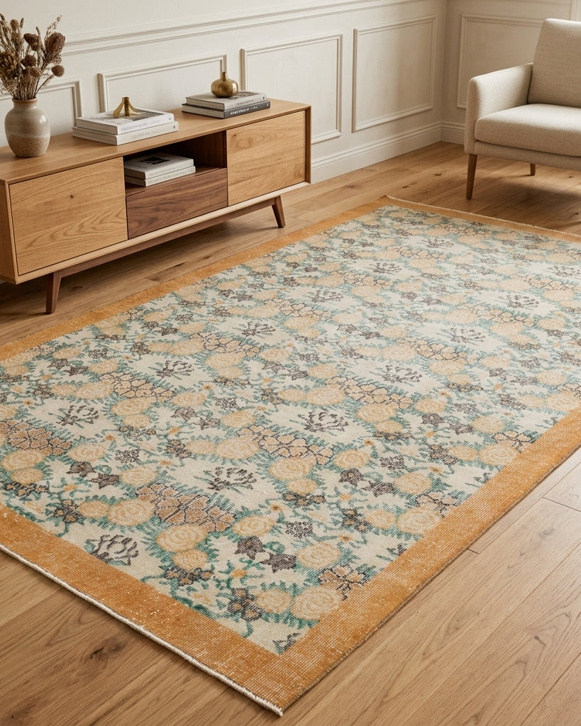 Bordered and floral pattern on the Nino vintage area rug – handmade in Anatolia, Turkey