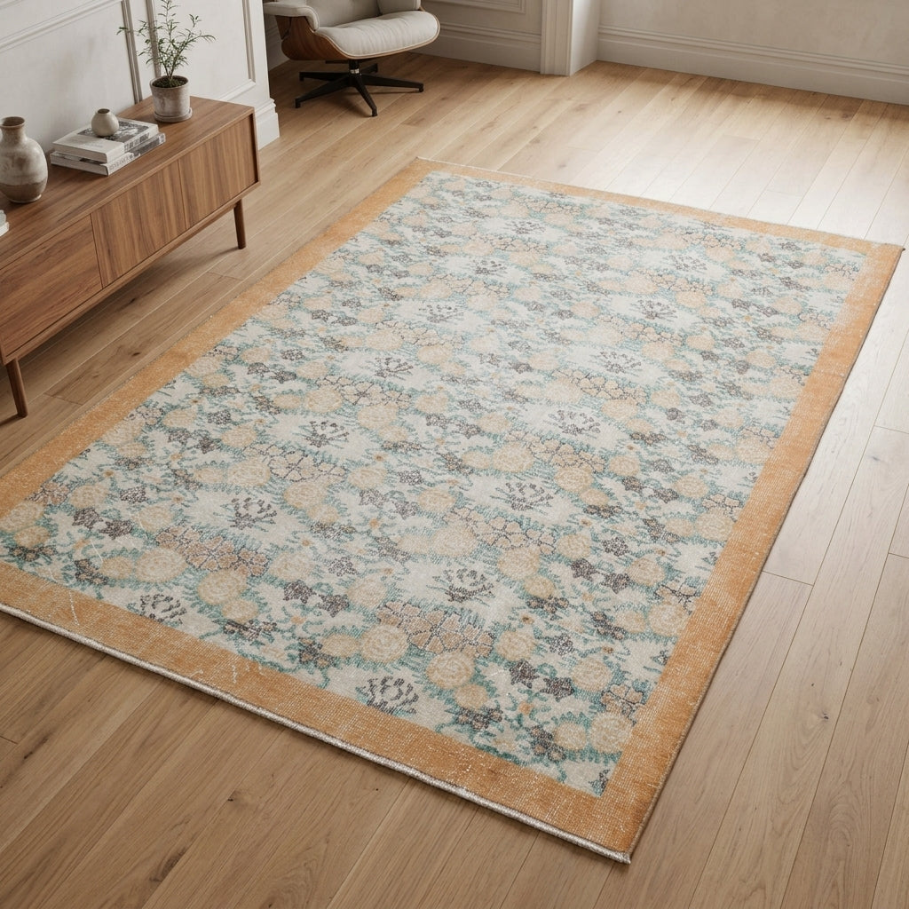 Bordered and floral pattern on the Nino vintage area rug – handmade in Anatolia, Turkey