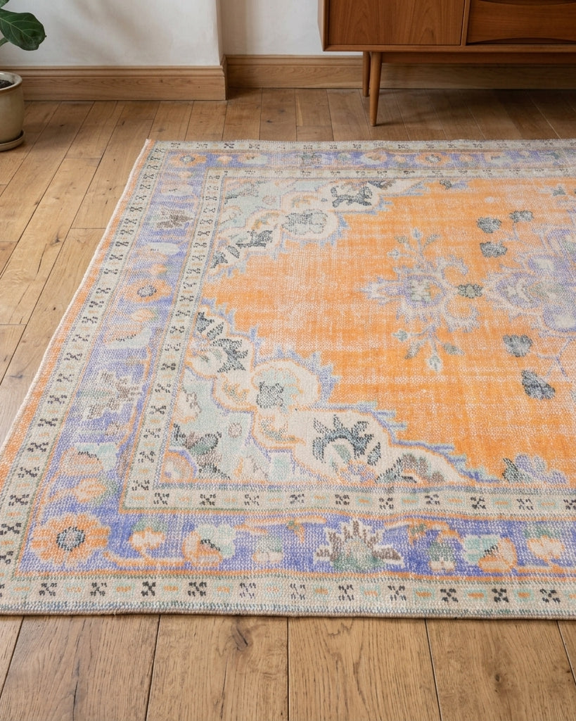 Oriental pattern on the Nevzatnur vintage area rug – handmade in Anatolia, Turkey