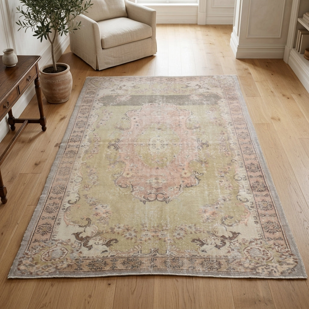 Oriental pattern on the Nevsalnaz vintage area rug – handmade in Anatolia, Turkey