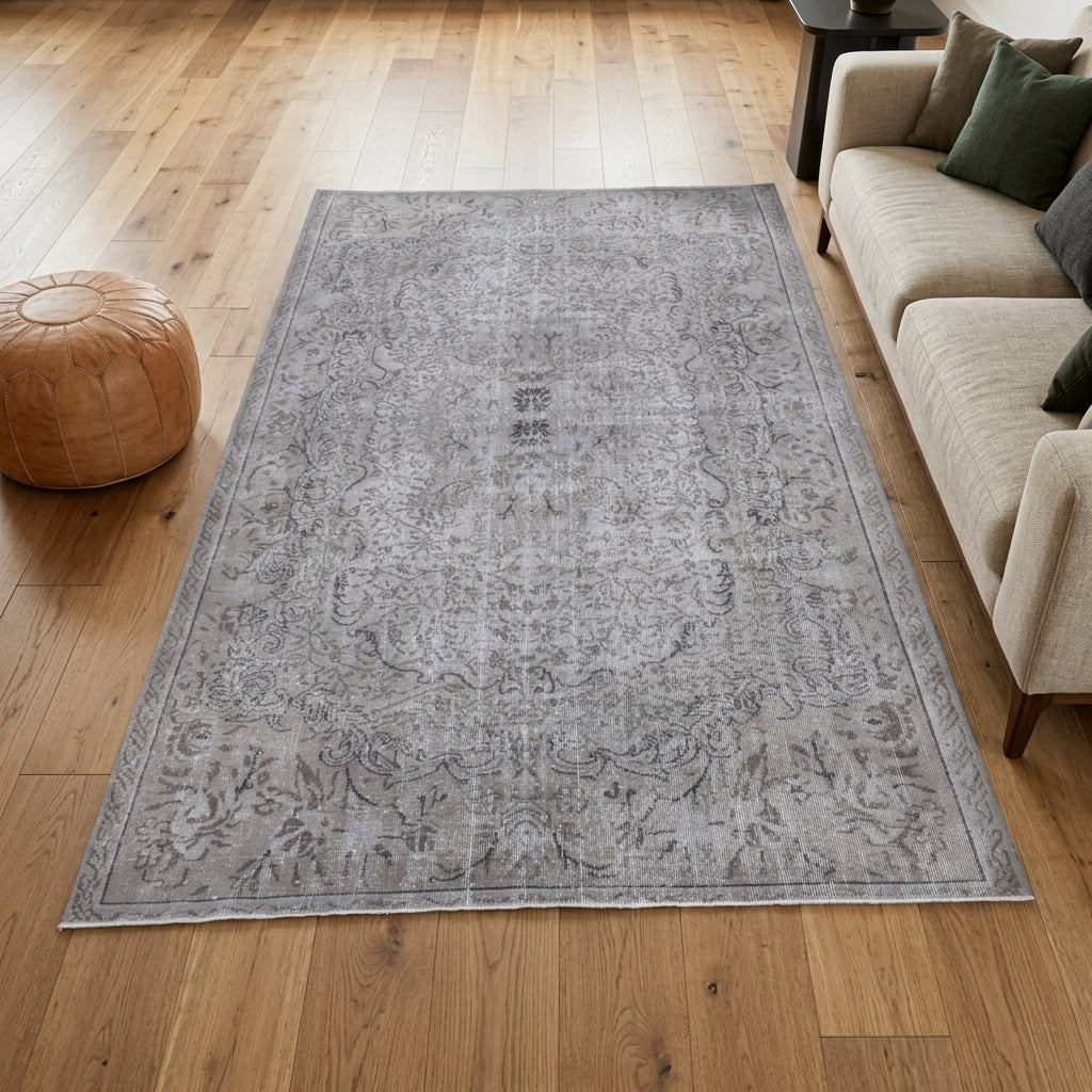 Oriental pattern on the Nephemelpe vintage area rug – handmade in Anatolia, Turkey