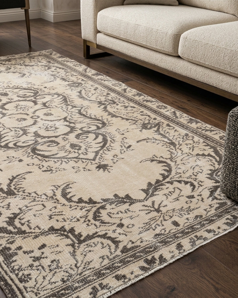 Oriental medallion pattern on the Nedimsad vintage area rug – handmade in Kurdish Region, Turkey