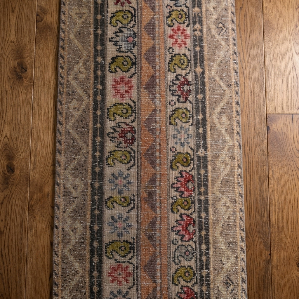 Ikat pattern on the Kydothalia vintage patchwork area rug – handmade in Anatolia, Turkey
