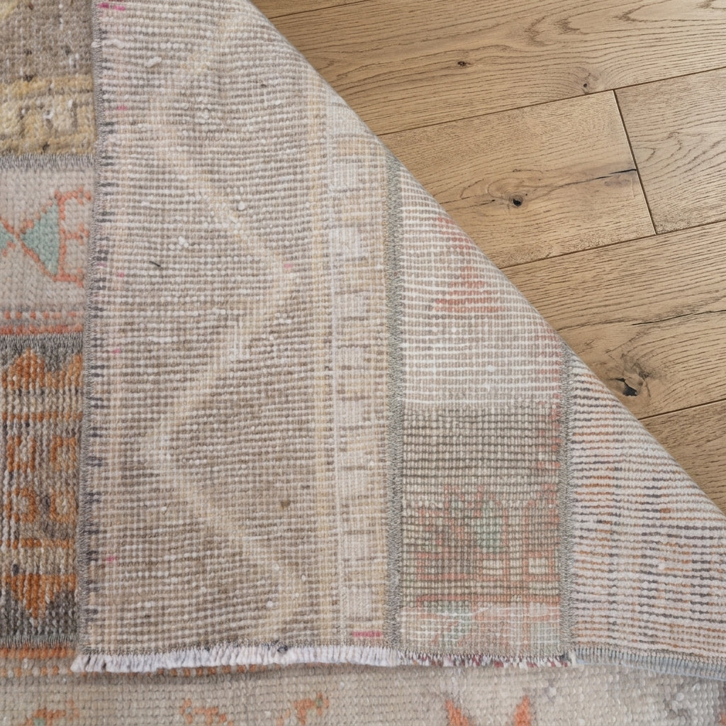 Oriental pattern on the Ihlamurnihal vintage patchwork runner rug – handmade in Anatolia, Turkey