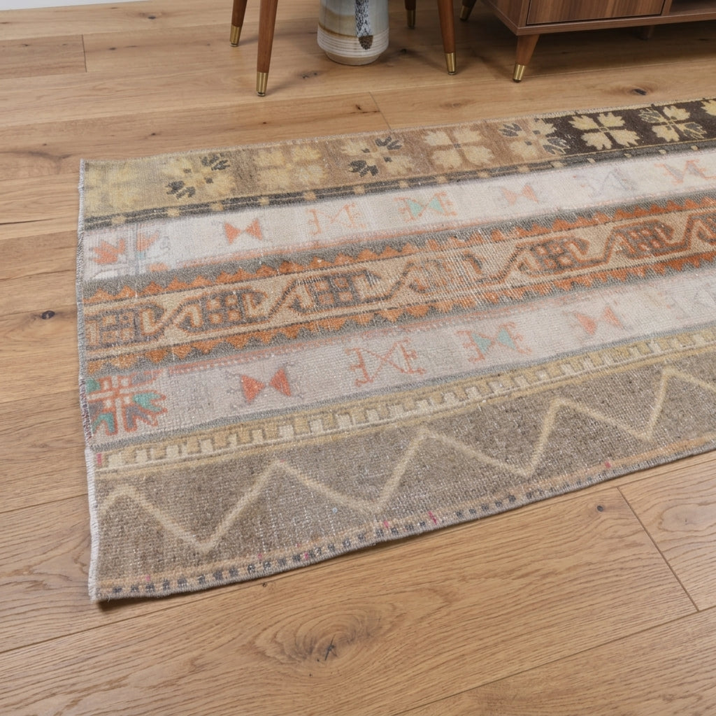 Oriental pattern on the Ihlamurnihal vintage patchwork runner rug – handmade in Anatolia, Turkey