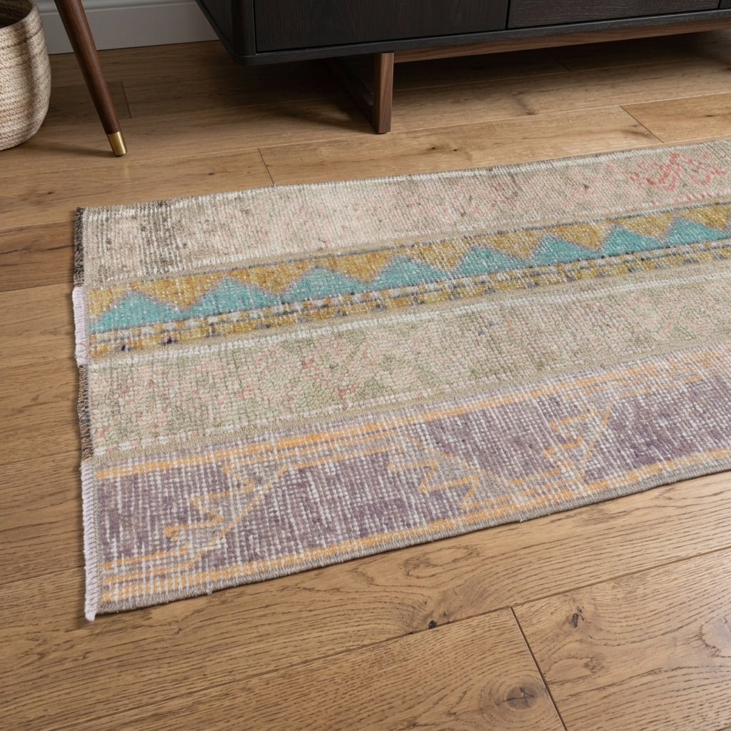 Tribal pattern on the Hosyarsu vintage patchwork runner rug – handmade in Anatolia, Turkey