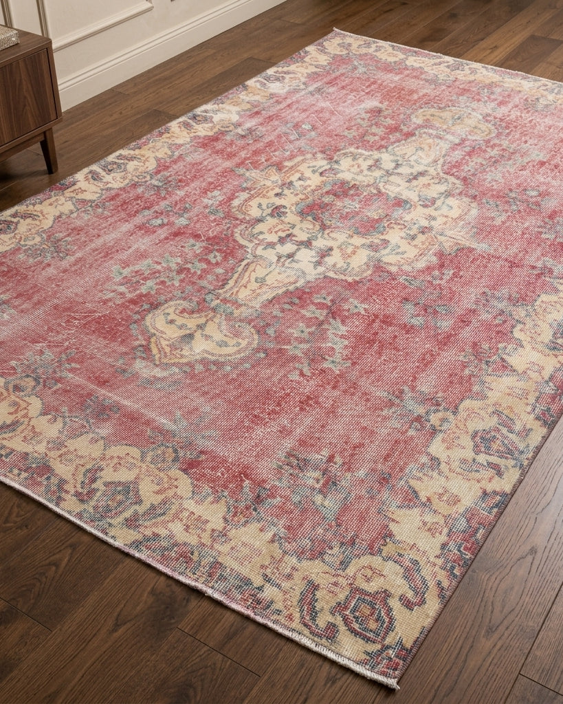 Oriental pattern on the Irmakperi vintage area rug – handmade in Anatolia, Turkey