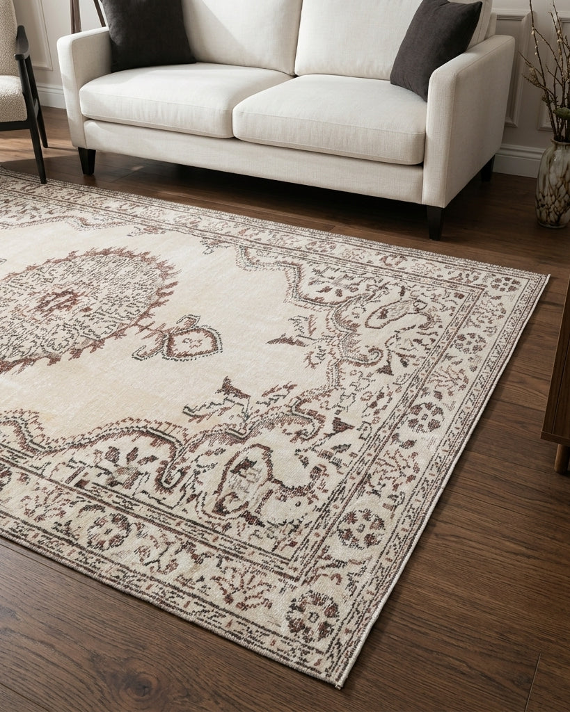 Oriental pattern on the Igdir vintage area rug – handmade in Anatolia, Turkey