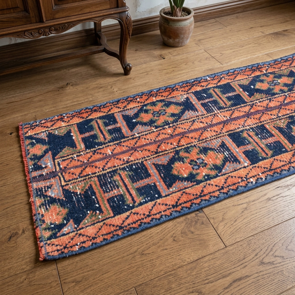 Oriental pattern on the Aretepetra vintage patchwork runner rug – handmade in Anatolia, Turkey