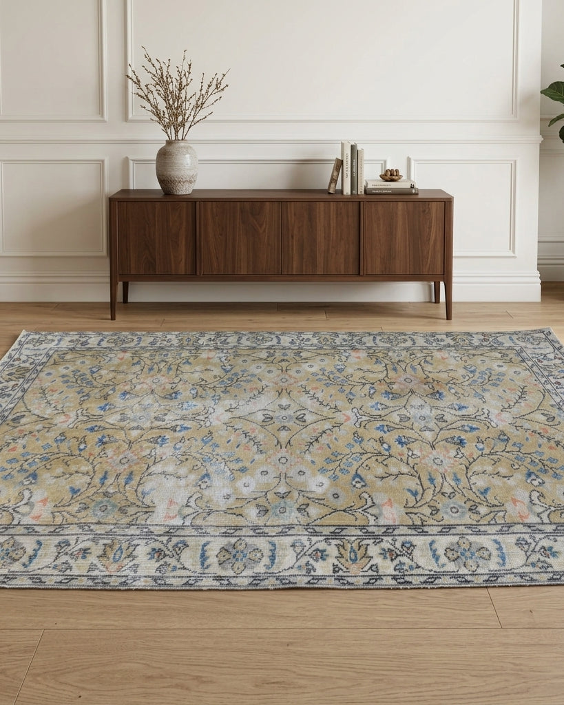 Floral pattern on the Dilfuruz vintage area rug – handmade in Anatolia, Turkey