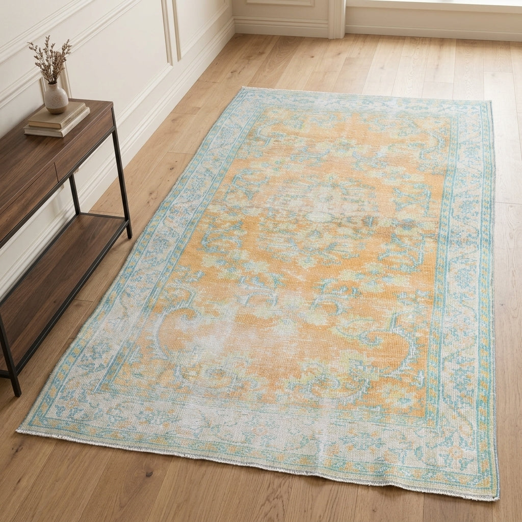 Floral pattern on the Fundaisik vintage area rug – handmade in Anatolia, Turkey