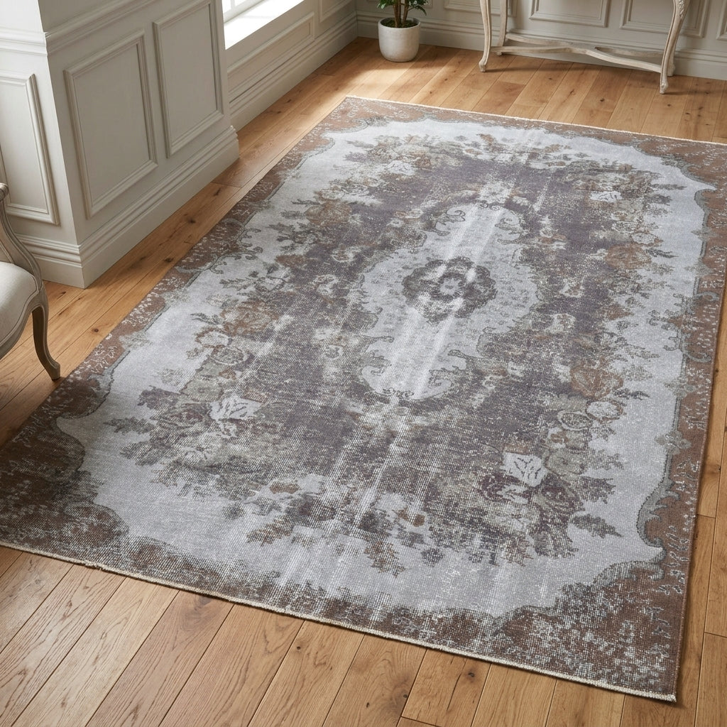 Oriental pattern on the Esenara vintage area rug – handmade in Anatolia, Turkey