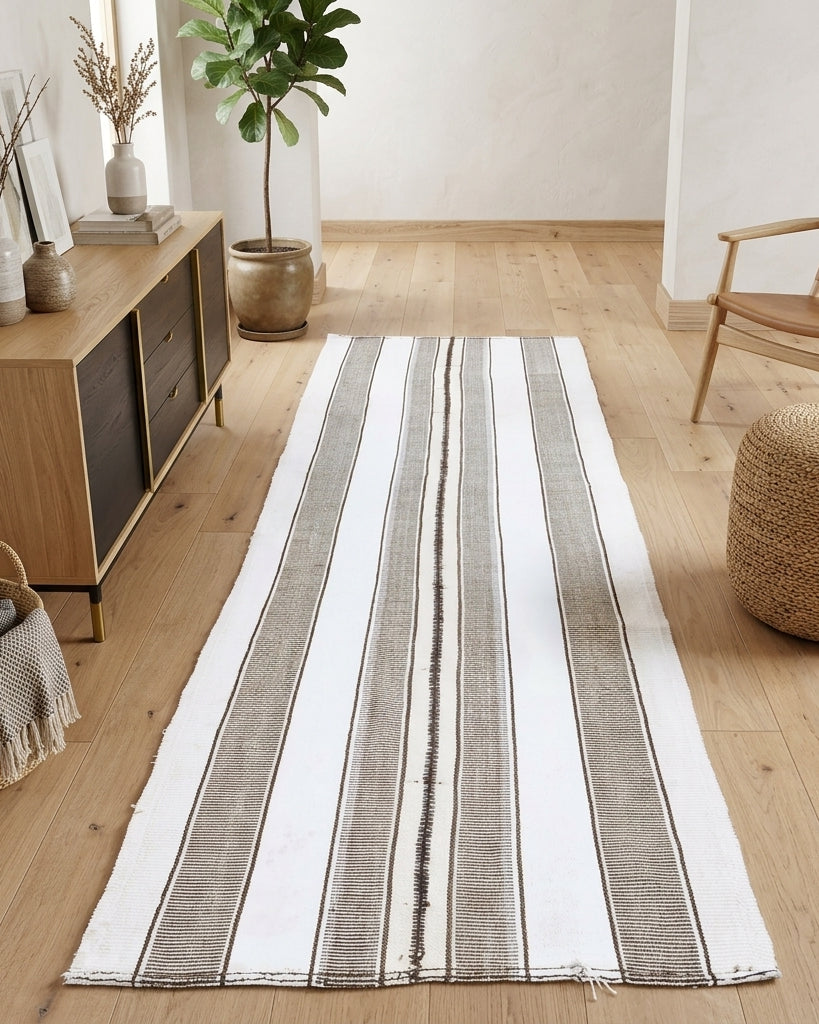 Pattern on the Yakutruh vintage kilim runner rug – handwoven flatweave in Anatolia, Turkey