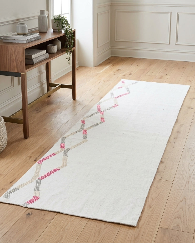 Solid pattern on the Yagmursever vintage kilim runner rug – handwoven flatweave in Anatolia, Turkey