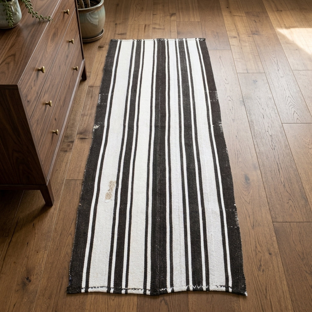Striped pattern on the Vefabike vintage kilim runner rug – handwoven flatweave in Anatolia, Turkey