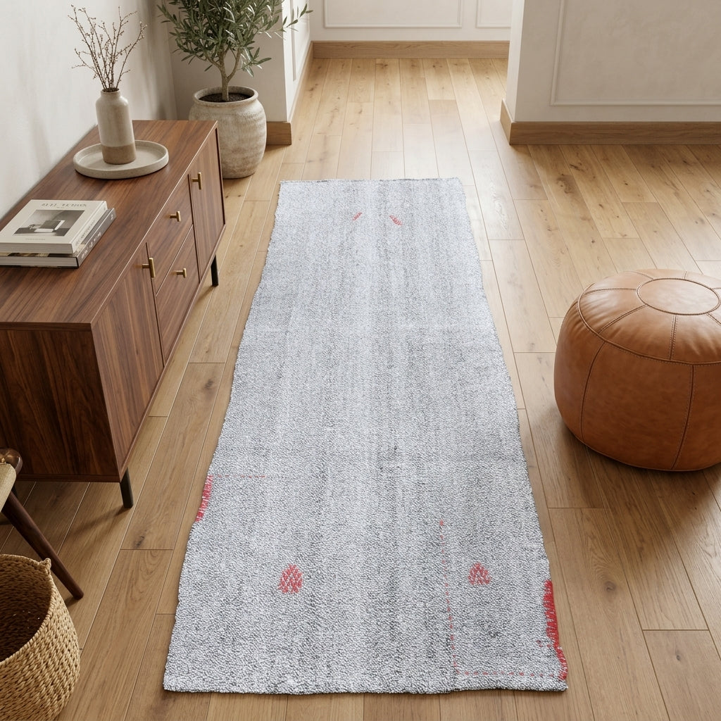 Solid pattern on the Tubapezir vintage kilim runner rug – handwoven flatweave in Anatolia, Turkey