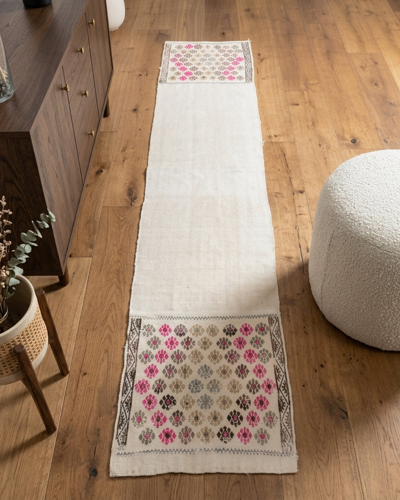Oriental pattern on the Theippa vintage kilim runner rug – handwoven flatweave in Anatolia, Turkey