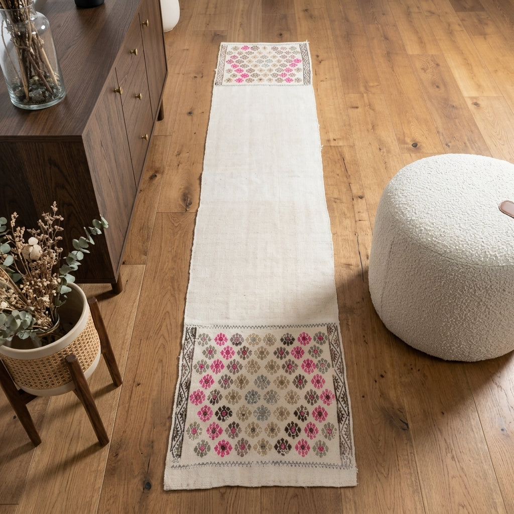 Oriental pattern on the Theippa vintage kilim runner rug – handwoven flatweave in Anatolia, Turkey