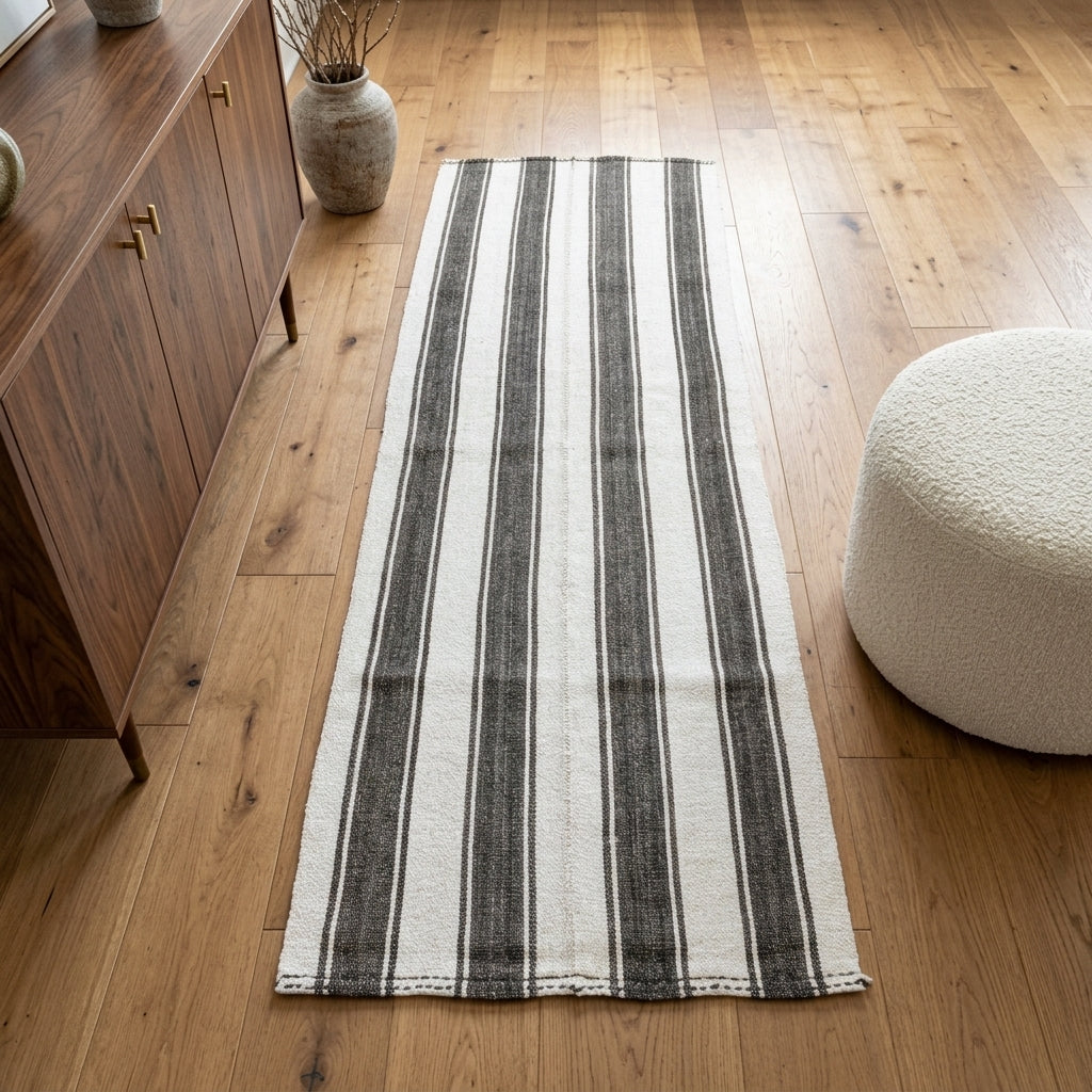 Striped pattern on the Termeh vintage kilim runner rug – handwoven flatweave in Anatolia, Turkey