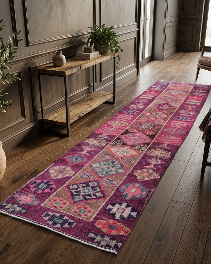 Oriental pattern on the Stenopetra vintage runner rug – handmade in Anatolia, Turkey