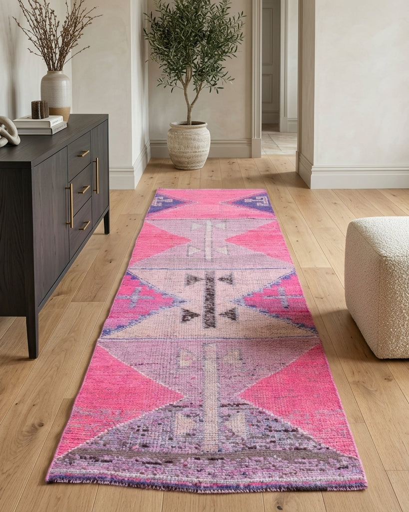 Geometric pattern on the Sadberkdeniz vintage runner rug – handmade in Anatolia, Turkey
