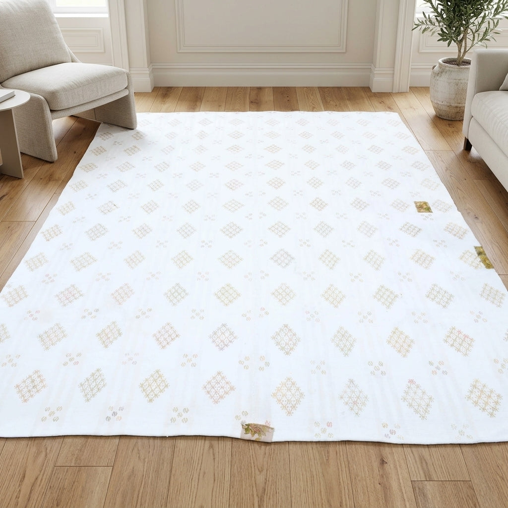Ikat pattern on the Sevdaumut vintage kilim rug – handwoven flatweave in Anatolia, Turkey