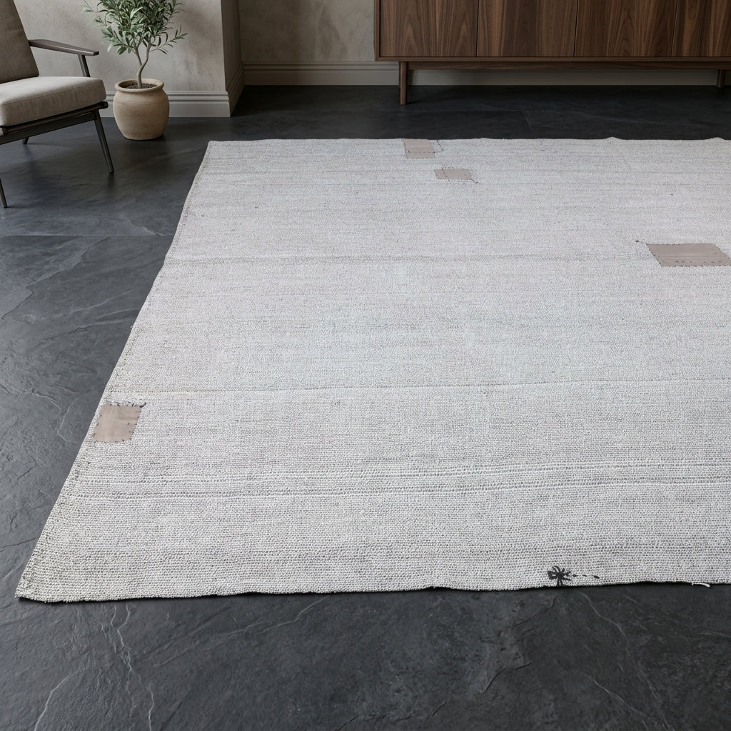Solid pattern on the Servsema vintage kilim rug – handwoven flatweave in Anatolia, Turkey