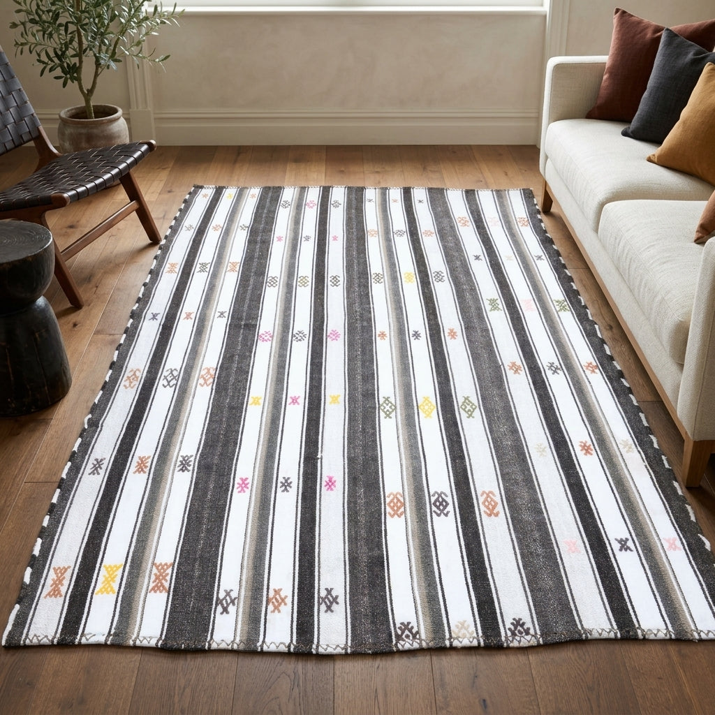 Pattern on the Aysehanaz vintage kilim rug – handwoven flatweave in Anatolia, Turkey