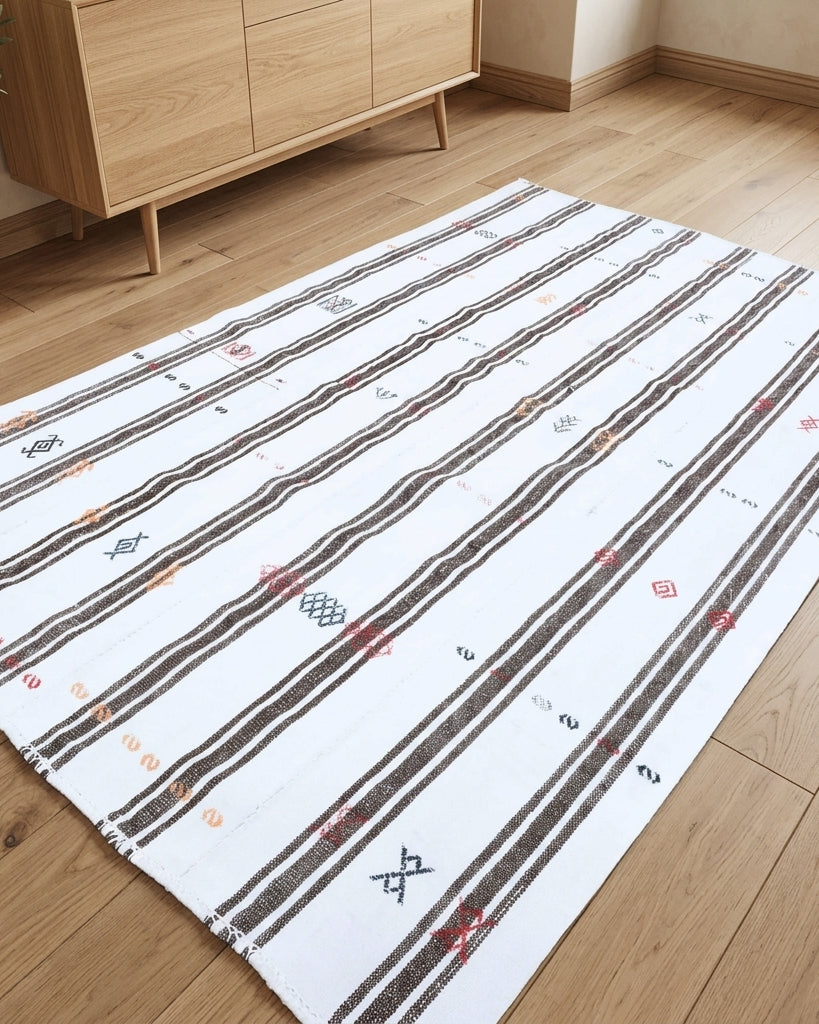 Striped pattern on the Serinsever vintage kilim rug – handwoven flatweave in Anatolia, Turkey