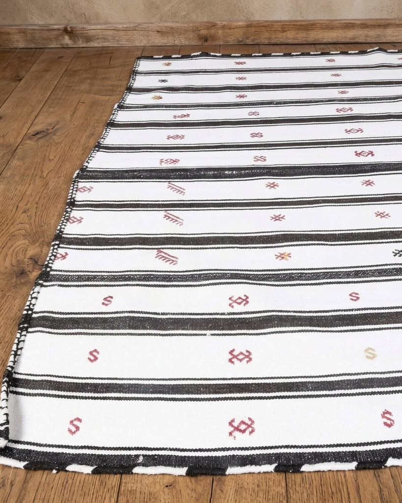 Striped pattern on the Aybukenaz vintage kilim rug – handwoven flatweave in Anatolia, Turkey