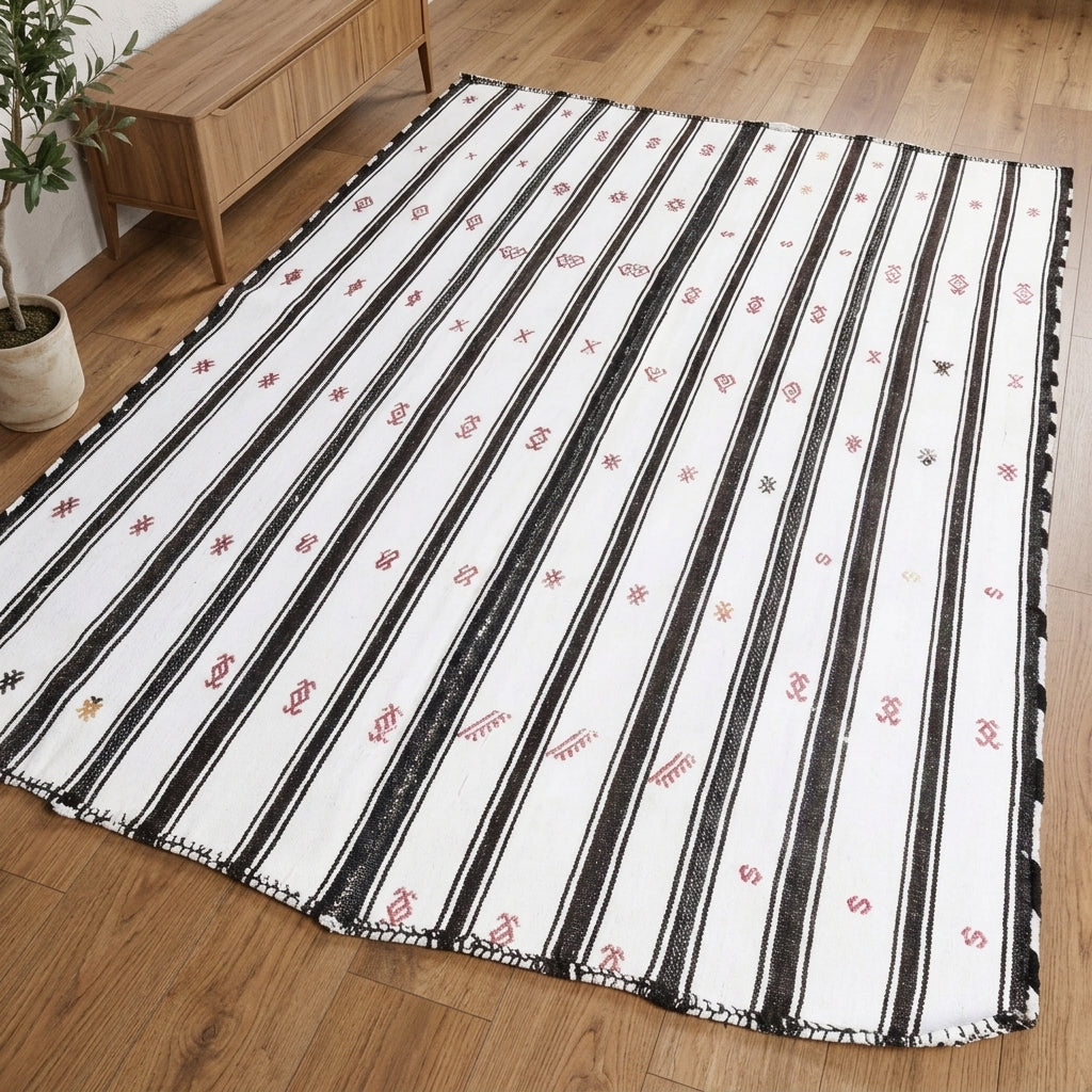 Striped pattern on the Aybukenaz vintage kilim rug – handwoven flatweave in Anatolia, Turkey