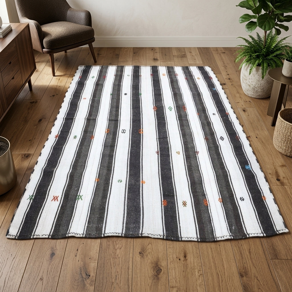 Striped pattern on the Asunil vintage kilim rug – handwoven flatweave in Anatolia, Turkey