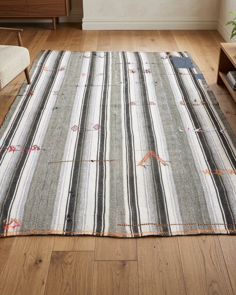 Striped pattern on the Aristokrateia vintage kilim rug – handwoven flatweave in Anatolia, Turkey