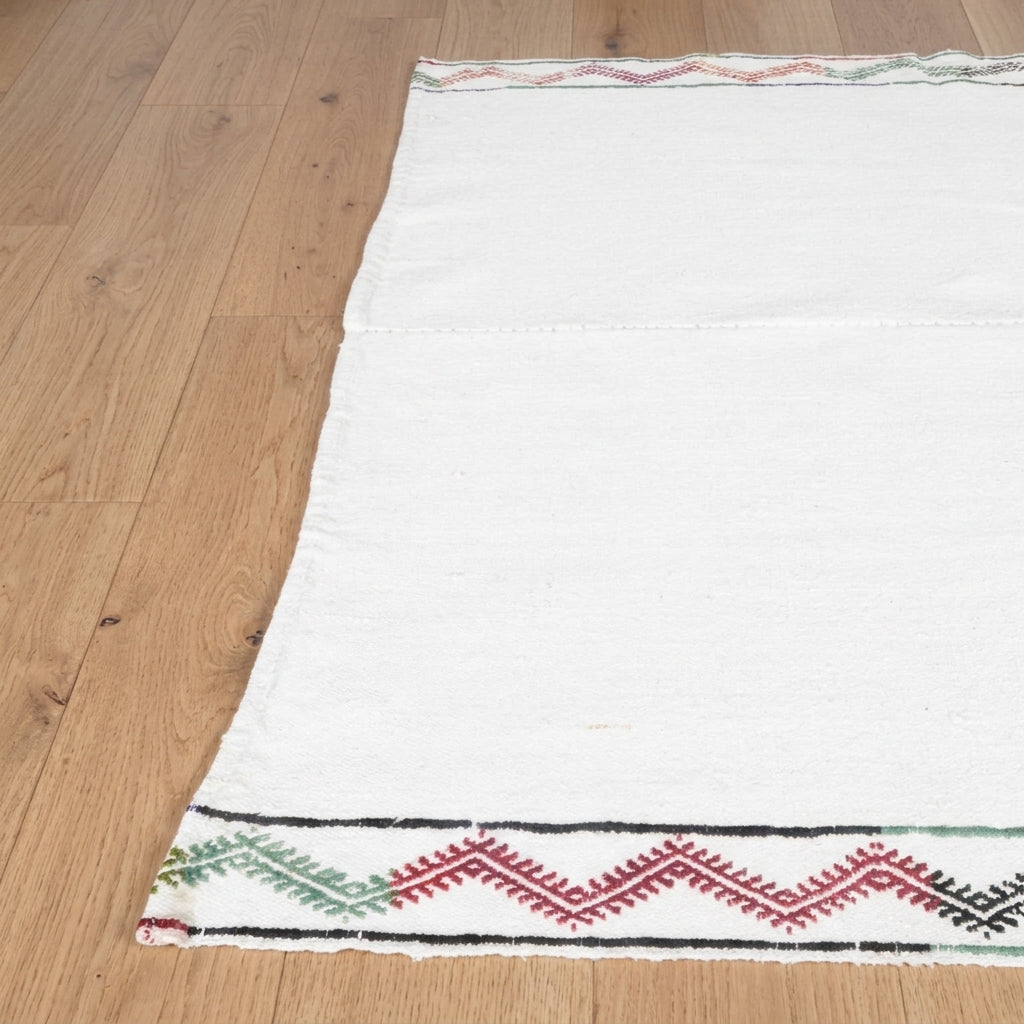 Pattern on the Bademnisin vintage kilim rug – handwoven flatweave in Anatolia, Turkey
