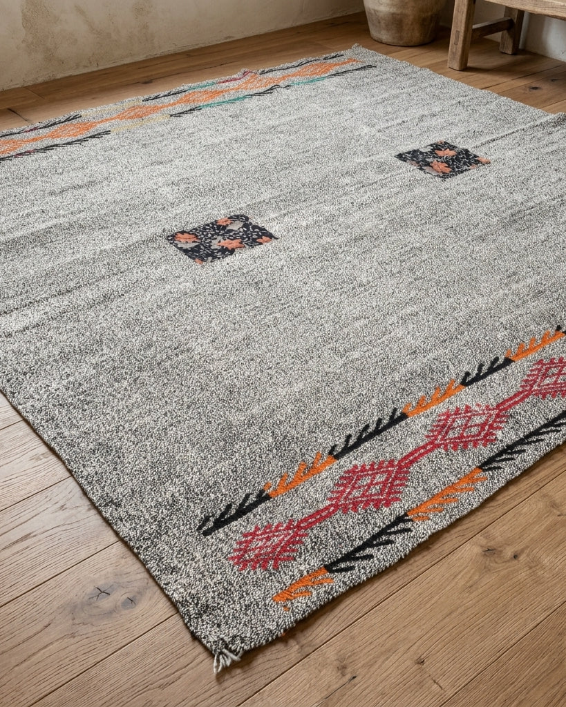 Bordered pattern on the Semasultan vintage kilim rug – handwoven flatweave in Anatolia, Turkey