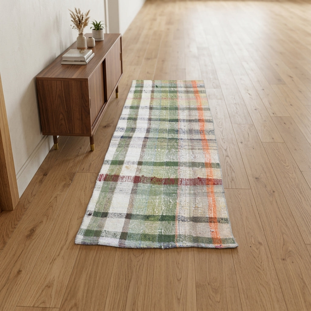 Checkered pattern on the Nanegul vintage kilim runner rug – handwoven flatweave in Anatolia, Turkey