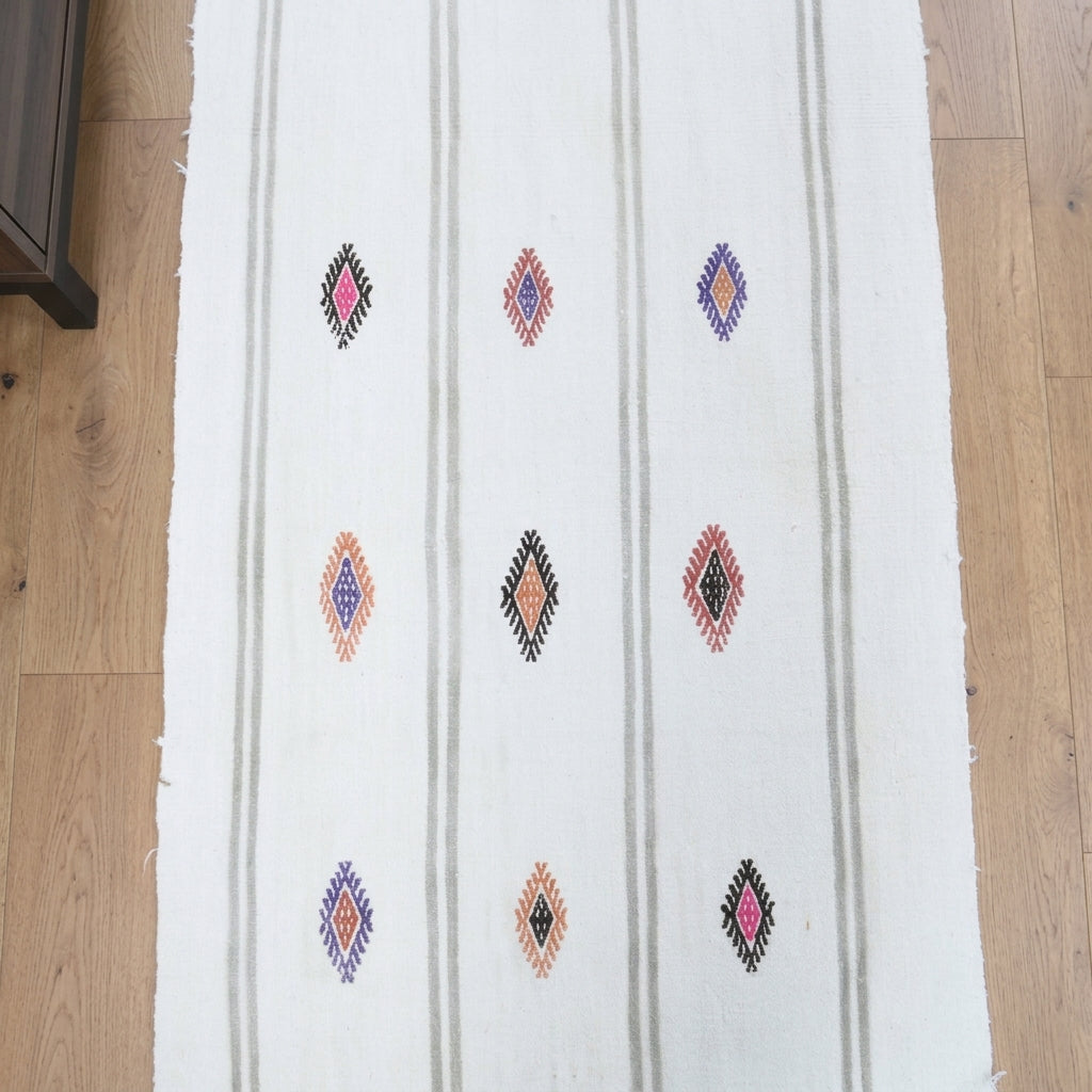 Striped pattern on the Lysipetra vintage kilim runner rug – handwoven flatweave in Anatolia, Turkey