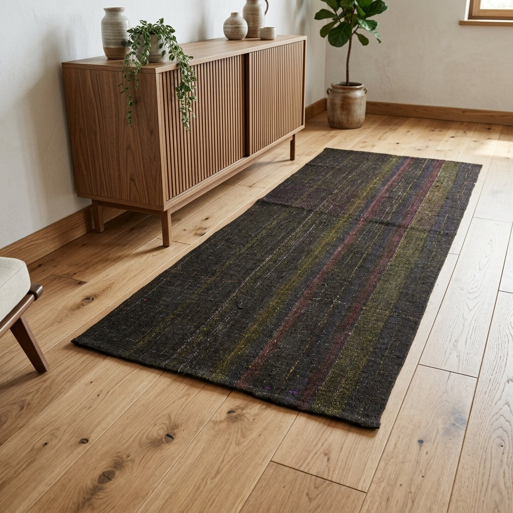 Solid pattern on the Yildizisik vintage kilim runner rug – handwoven flatweave in Anatolia, Turkey