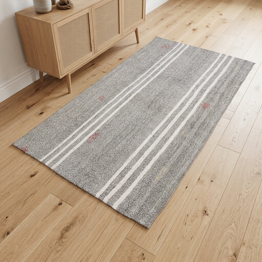Striped pattern on the Yesimperi vintage kilim rug – handwoven flatweave in Anatolia, Turkey