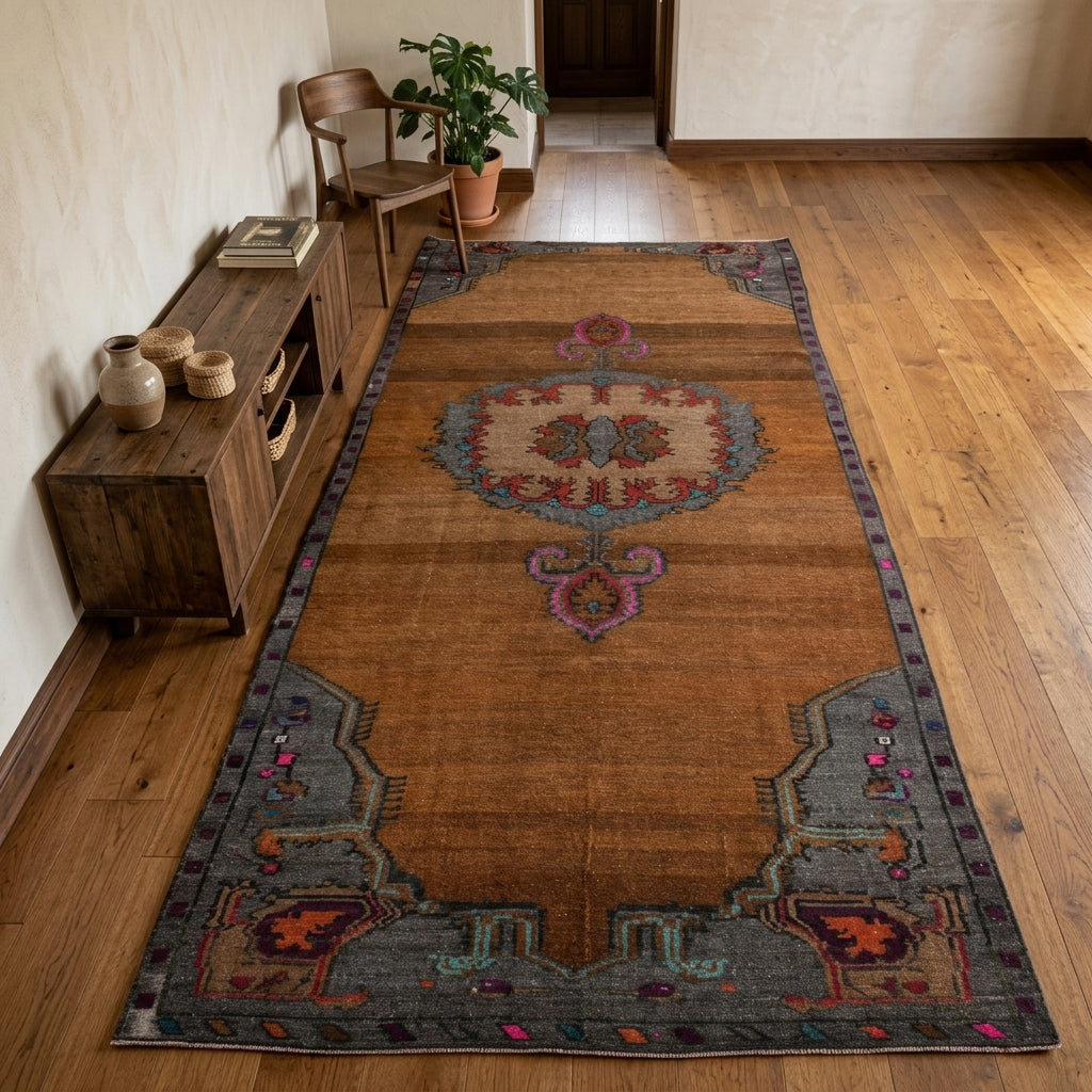 Oriental pattern on the Humayar vintage runner rug – handmade in Oushak, Turkey