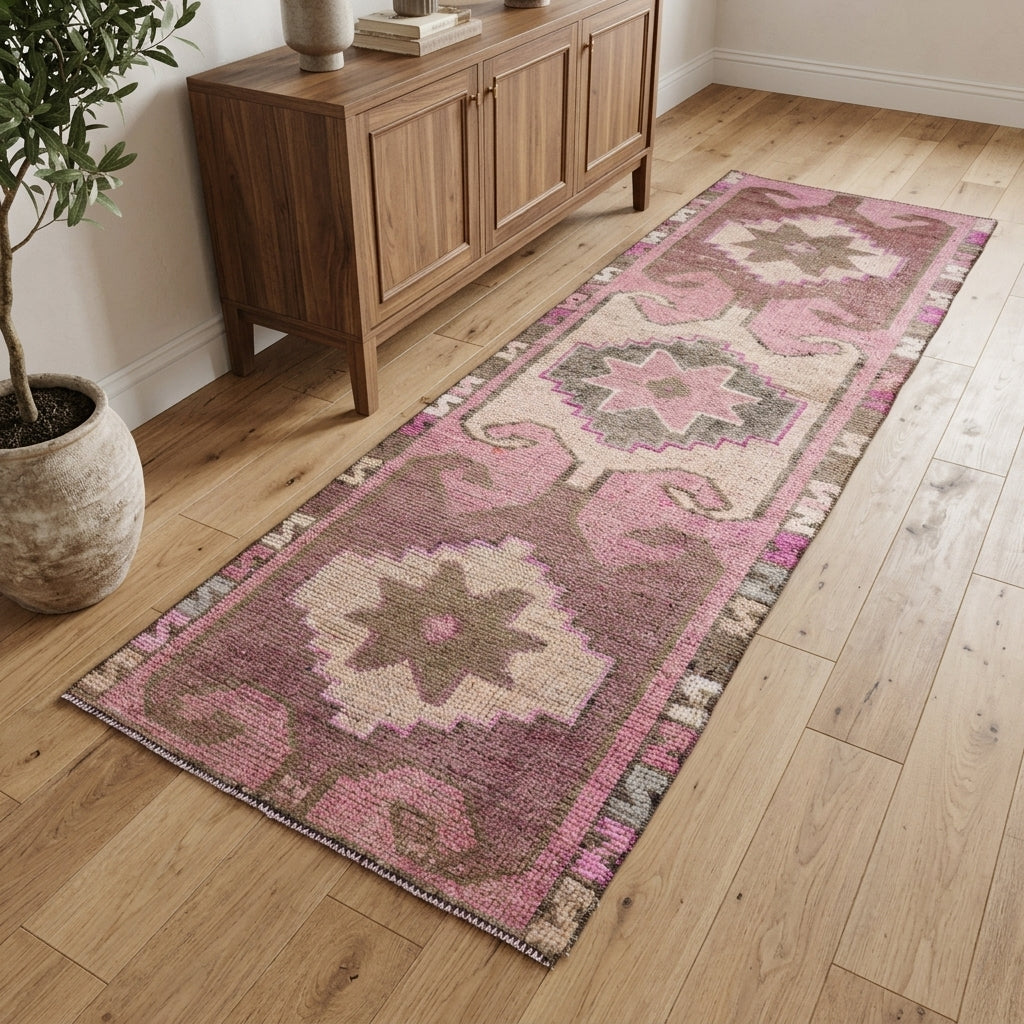 Oriental pattern on the Hemeropetra vintage runner rug – handmade in Anatolia, Turkey