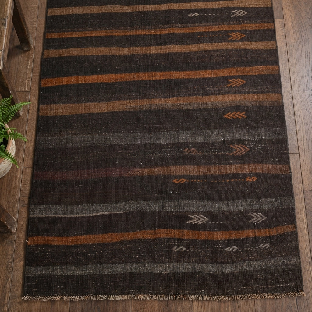 Striped pattern on the Vuslatumut vintage kilim rug – handwoven flatweave in Anatolia, Turkey