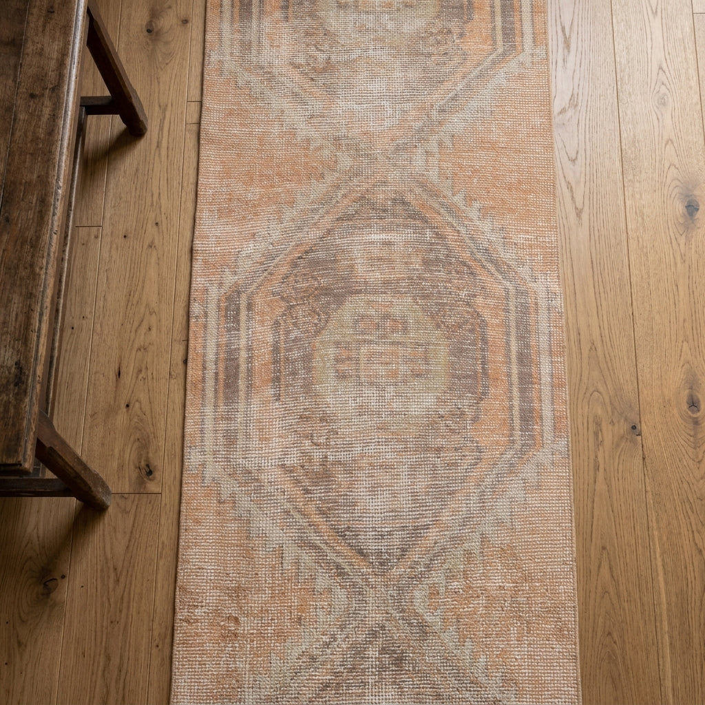 Oriental pattern on the Halmasuit vintage runner rug – handmade in Anatolia, Turkey