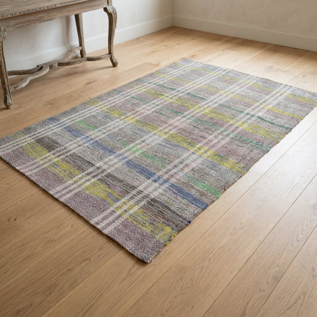 Checkered pattern on the Vuslatsultan vintage kilim rug – handwoven flatweave in Anatolia, Turkey
