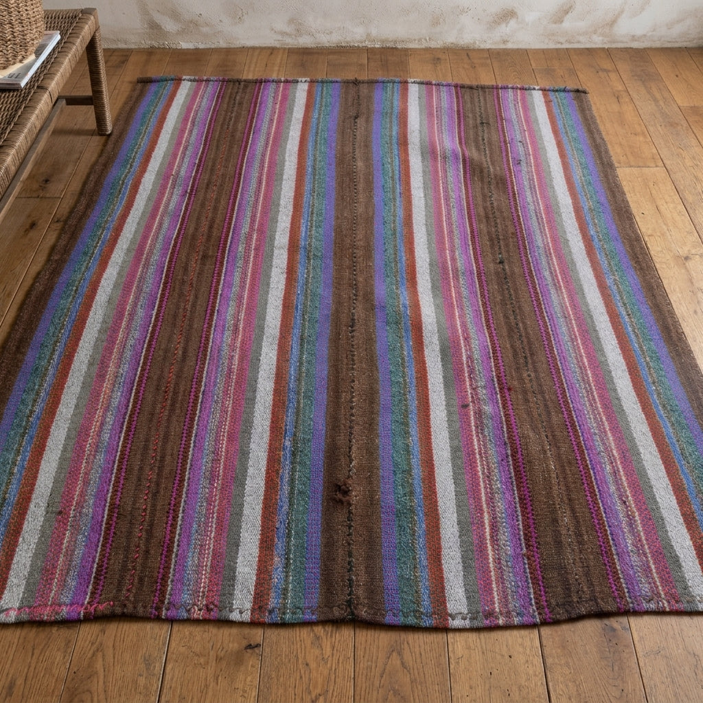 Striped pattern on the Vefasultan vintage kilim rug – handwoven flatweave in Anatolia, Turkey