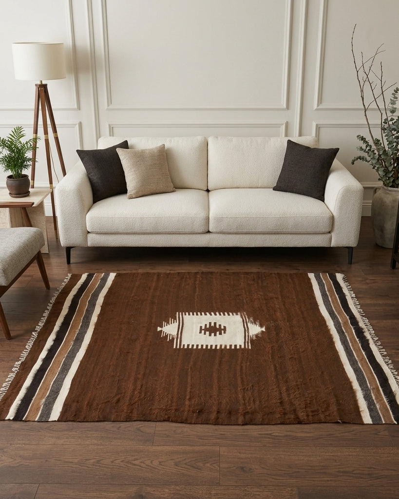 Solid pattern on the Theomira vintage kilim rug – handwoven flatweave in Anatolia, Turkey