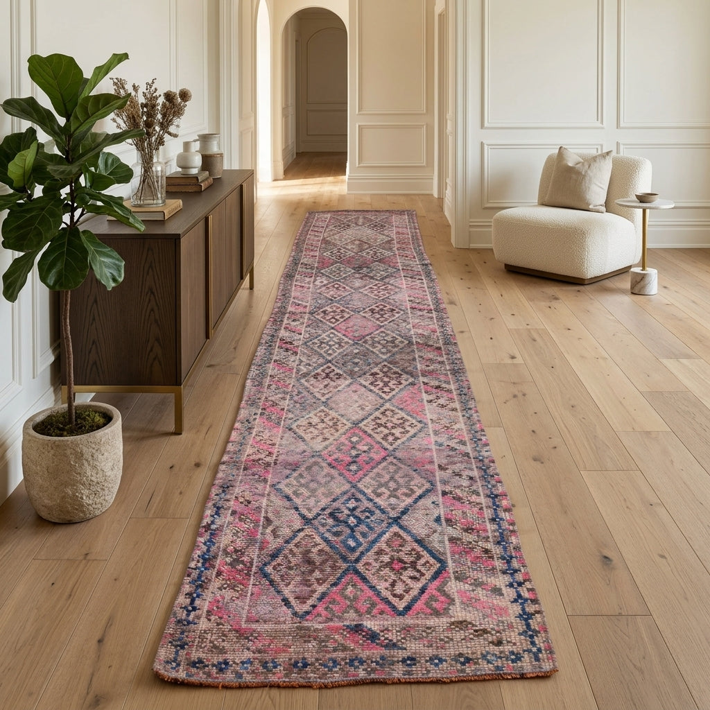 Oriental pattern on the Cihannuma vintage runner rug – handmade in Oushak, Turkey